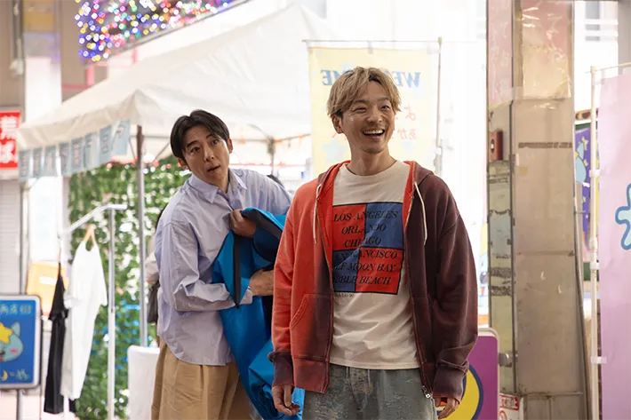 『リボーン ～最後のヒーロー～』に出演する高橋一生さんと小久保寿人さんが写る場面写真
