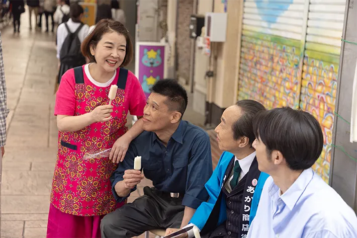 『リボーン ～最後のヒーロー～』に出演する小日向文世さんと柳沢慎吾さんが写る場面写真