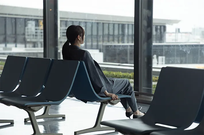 『リボーン ～最後のヒーロー～』に出演する横田真悠さんが写る場面写真