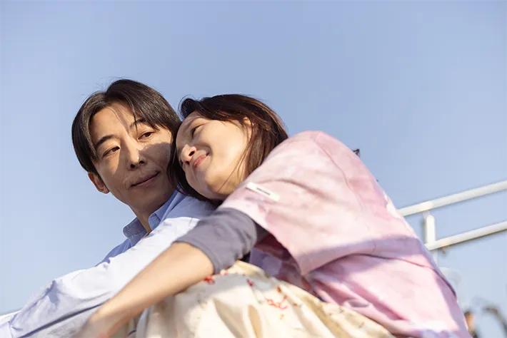 『リボーン ～最後のヒーロー～』に出演する高橋一生さんと中村アンさんが写る場面写真