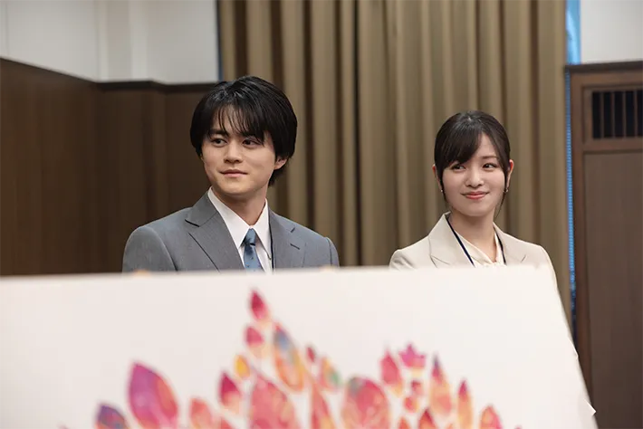 『リボーン ～最後のヒーロー～』に出演する鈴鹿央士さんと横田真悠さんが写る場面写真