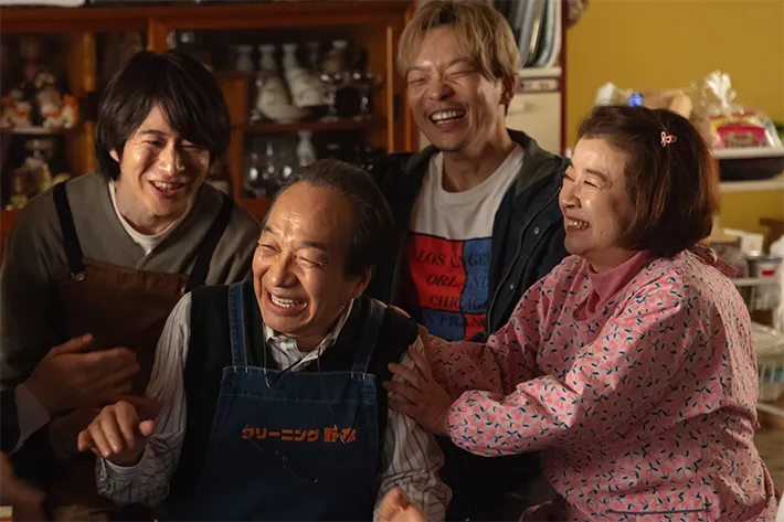 『リボーン ～最後のヒーロー～』に出演する小日向文世さんと岸本加世子さんが写る場面写真