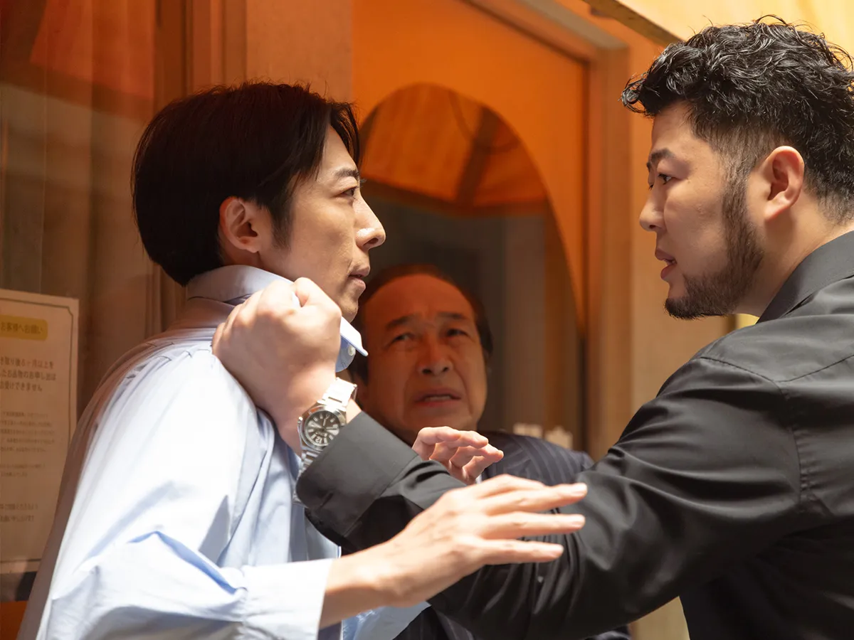 『リボーン ～最後のヒーロー～』に出演する高橋一生さんが写る場面写真