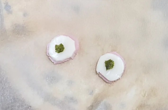 ハム、チーズ、海苔を重ねて作った目の写真（撮影：grapeフード編集部）