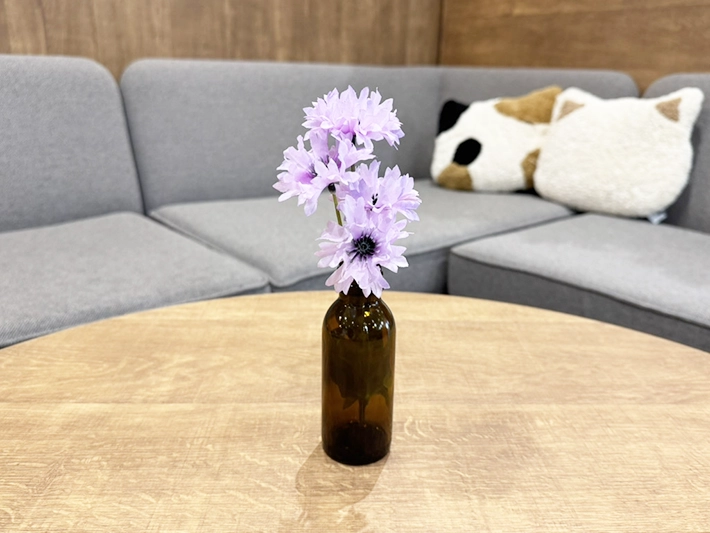 ビンを花瓶に再活用（撮影：grapeライフハック編集部）