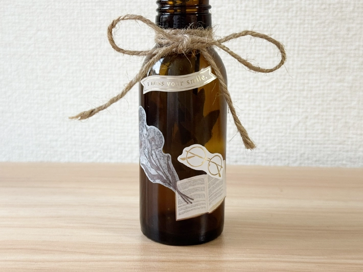 ビンにシールを貼る（撮影：grapeライフハック編集部）