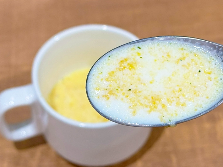 うまい棒コーンポタージュ味で作るスープ（撮影：grapeフード編集部）