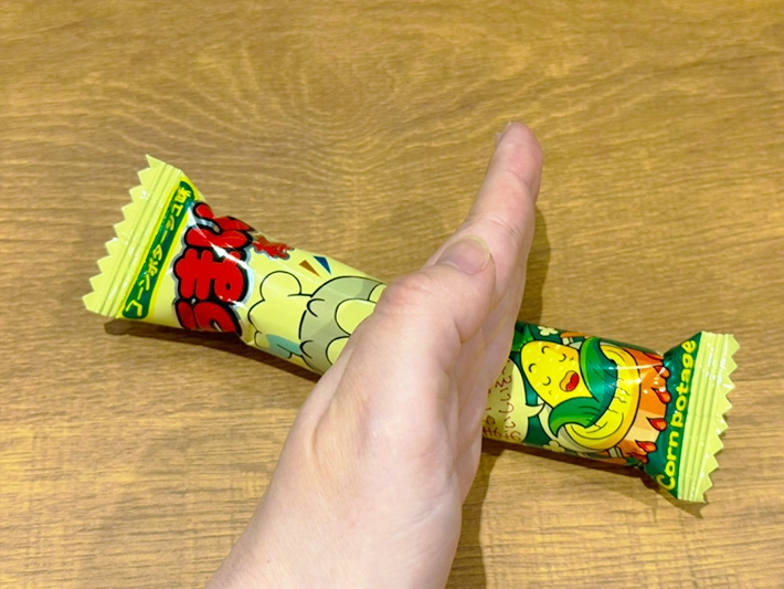 砕くうまい棒（撮影：grapeフード編集部）