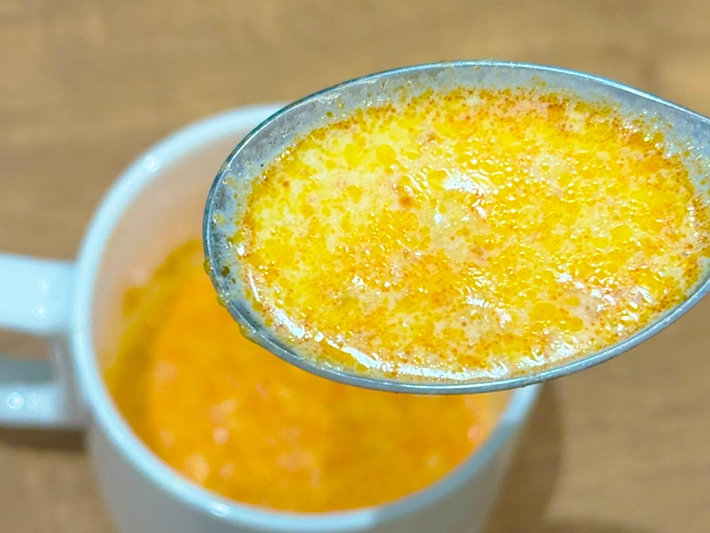 うまい棒明太子味で作るスープ（撮影：grapeフード編集部）