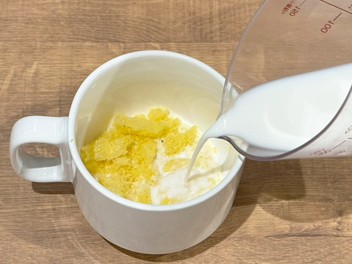 うまい棒に牛乳を注ぐ（撮影：grapeフード編集部）