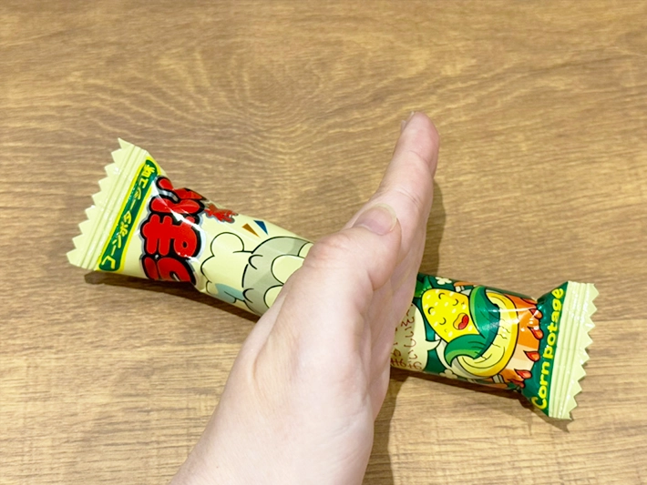 砕くうまい棒（撮影：grapeフード編集部）