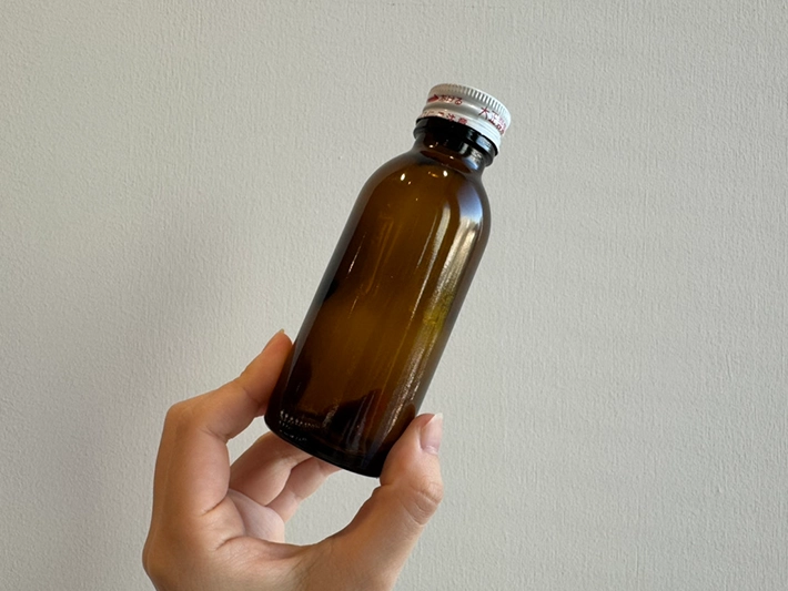 ラベルがはがれたビン（撮影：grapeライフハック編集部）