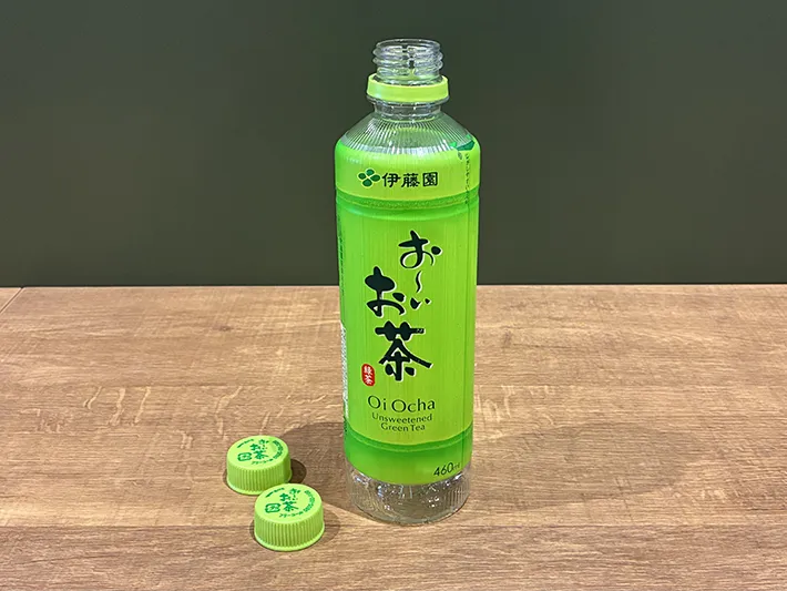 机に置かれた1本のペットボトルと2個のキャップ（撮影：grapeライフハック編集部）