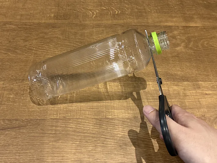 ハサミでペットボトルの先端をカットする場面（撮影：grapeライフハック編集部）