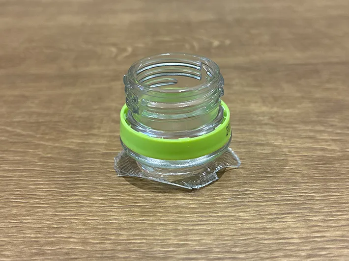 カットしたペットボトルの先端（撮影：grapeライフハック編集部）