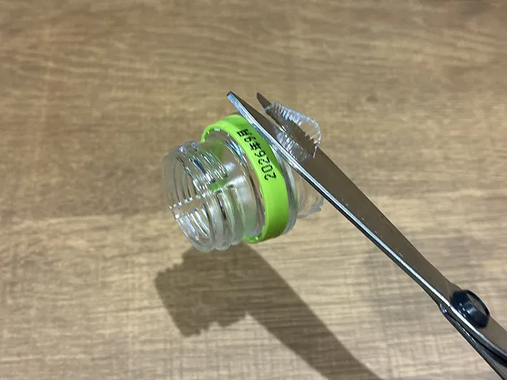 ペットボトルのキャップ下部分を切り揃える場面（撮影：grapeライフハック編集部）