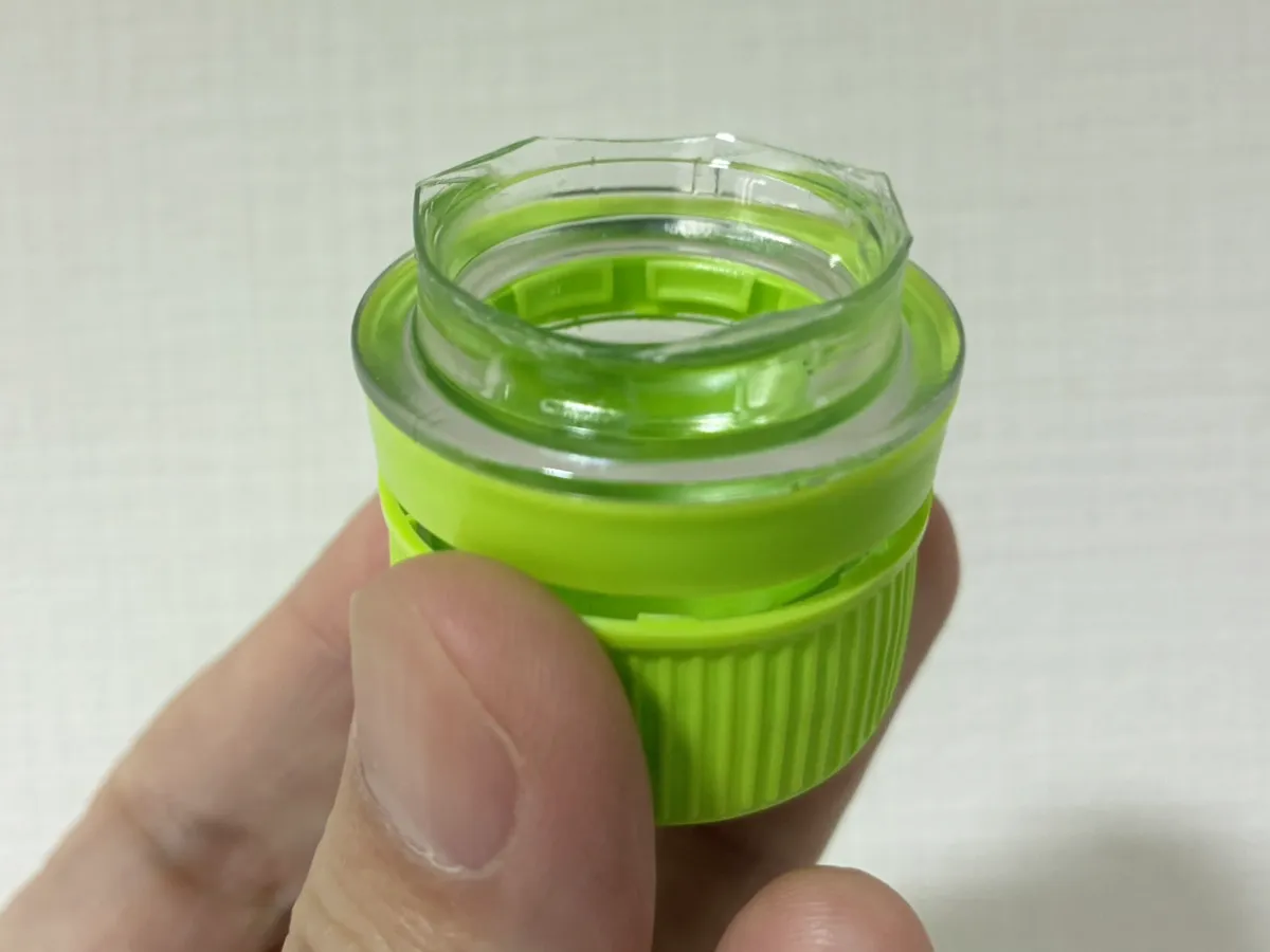 切り終わったペットボトルの先端（撮影：grapeライフハック編集部）