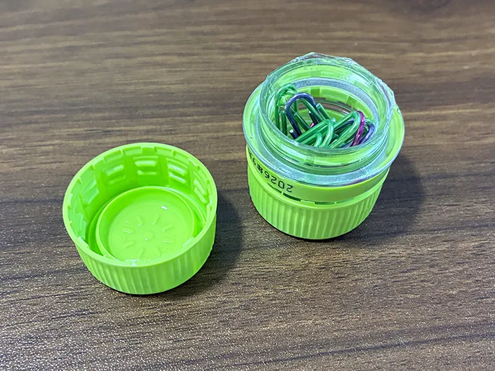 ペットボトルのキャップに入れたゼムクリップ（撮影：grapeライフハック編集部）