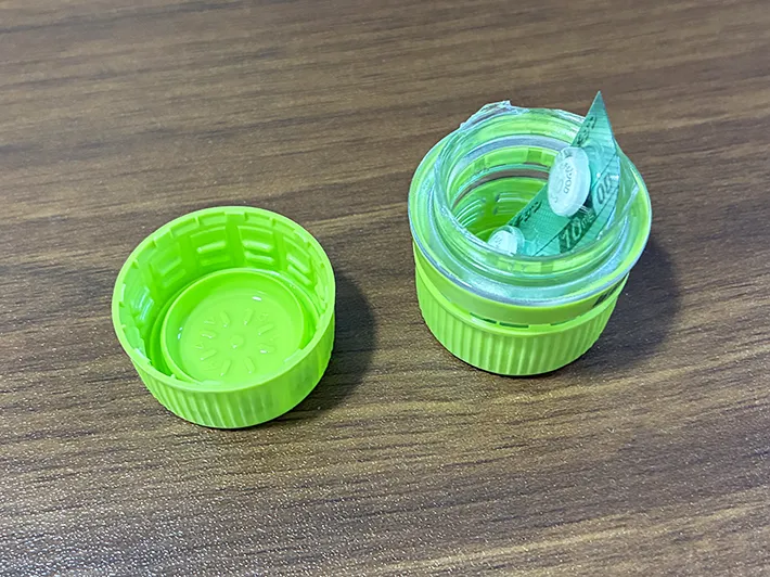 ペットボトルのキャップに入れた薬（撮影：grapeライフハック編集部）