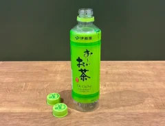 机に置かれた1本のペットボトルと2個のキャップ（撮影：grapeライフハック編集部）