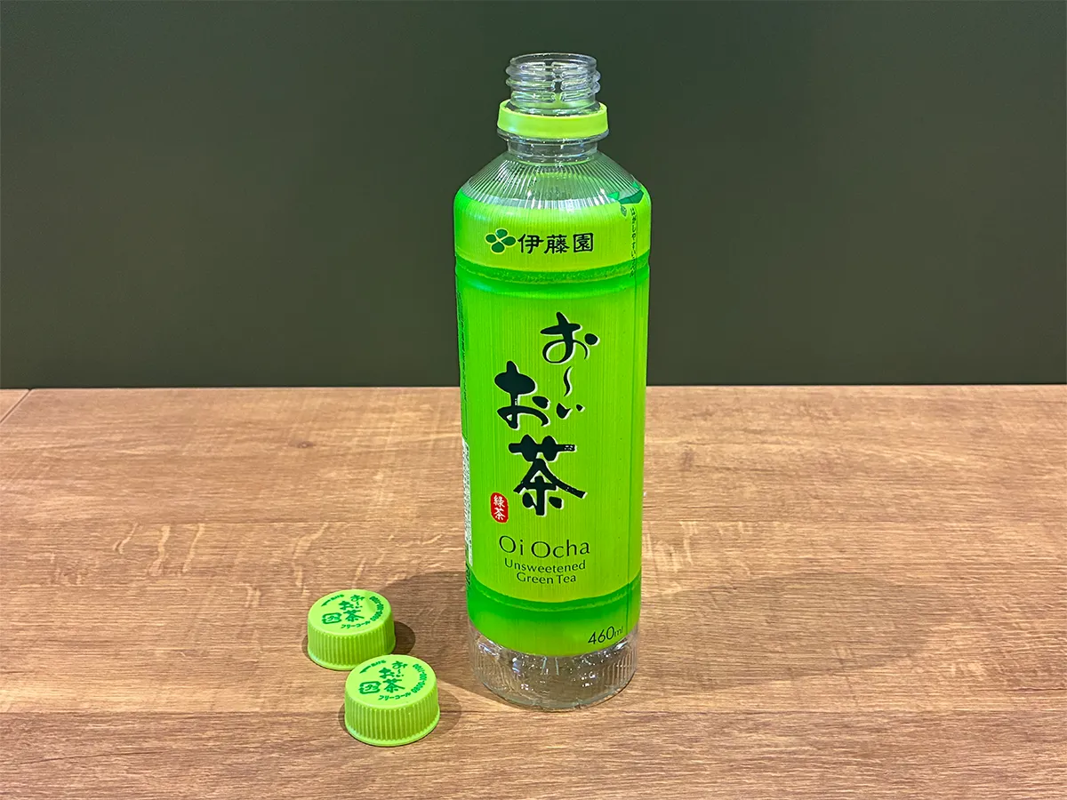 机に置かれた1本のペットボトルと2個のキャップ（撮影：grapeライフハック編集部）