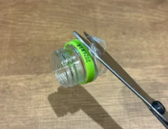 カットしたペットボトルのキャップ（撮影：grapeライフハック編集部）