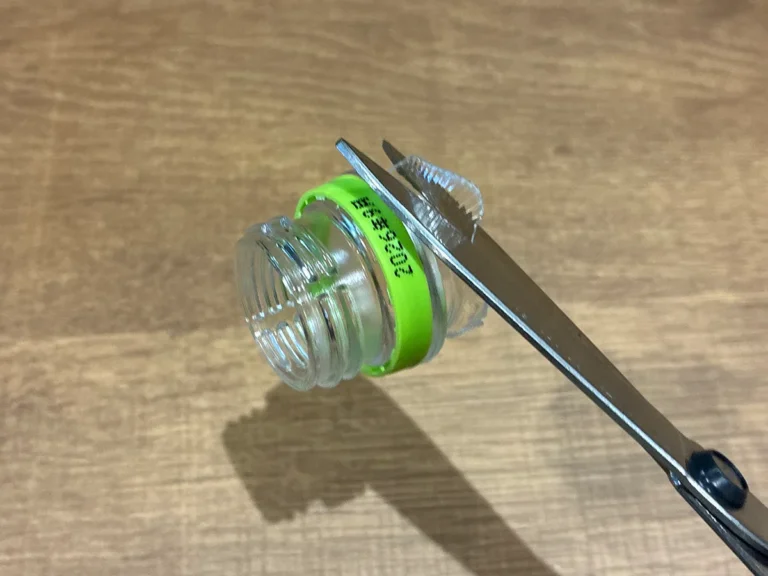 カットしたペットボトルのキャップ（撮影：grapeライフハック編集部）