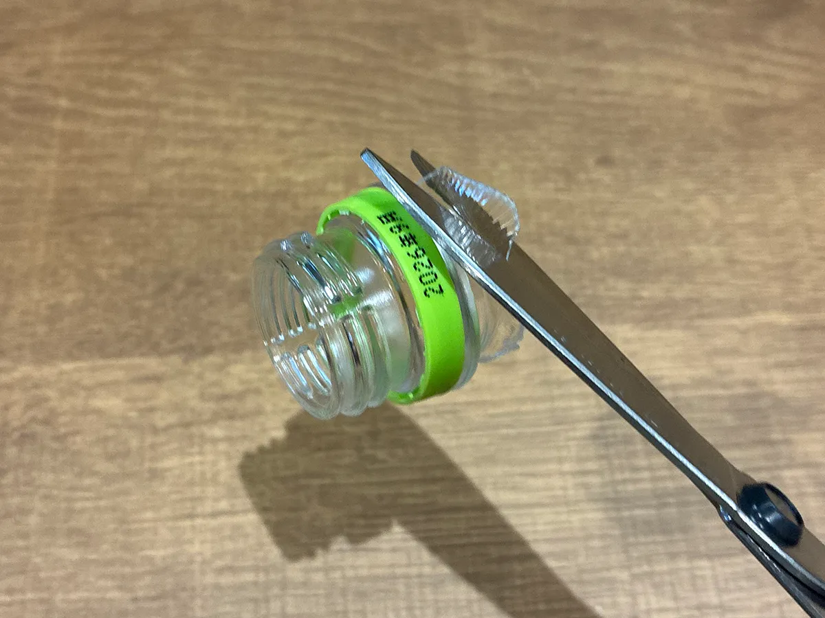 カットしたペットボトルのキャップ（撮影：grapeライフハック編集部）