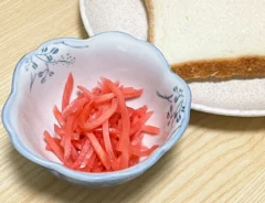 紅ショウガと食パンの写真（撮影：grapeフード編集部）
