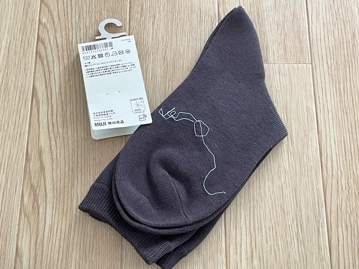 無印良品の靴下のタグをハサミなしで取った写真（撮影：grapeライフハック編集部）