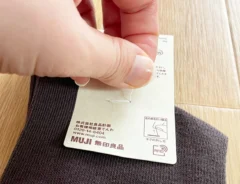無印良品の靴下のタグ糸を持つ写真（撮影：grapeライフハック編集部）