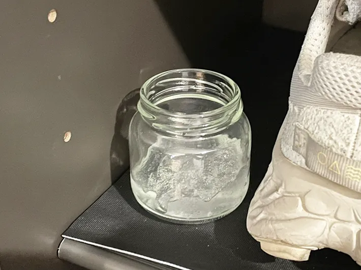 保冷剤消臭剤を靴箱に置く写真（撮影：grapeライフハック編集部）