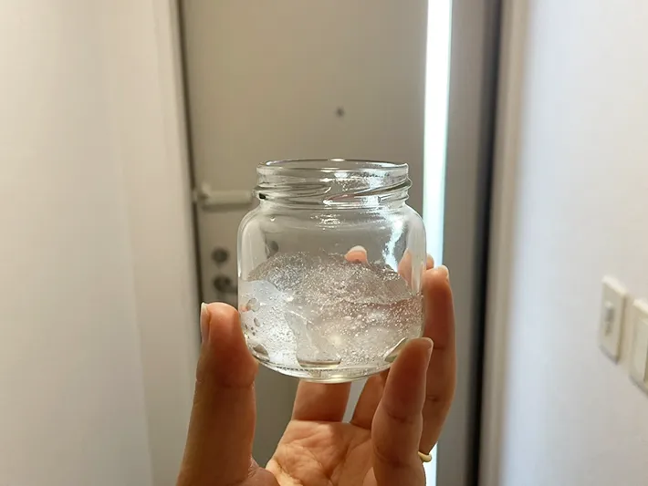 保冷剤と玄関の写真（撮影：grapeライフハック編集部）