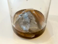 ポットに入った麦茶パックの写真（撮影：grapeライフハック編集部）