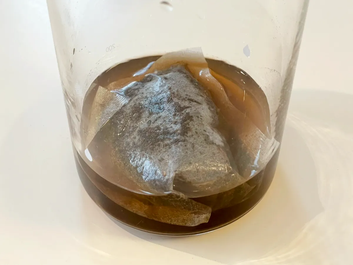 ポットに入った麦茶パックの写真(撮影:grapeライフハック編集部)