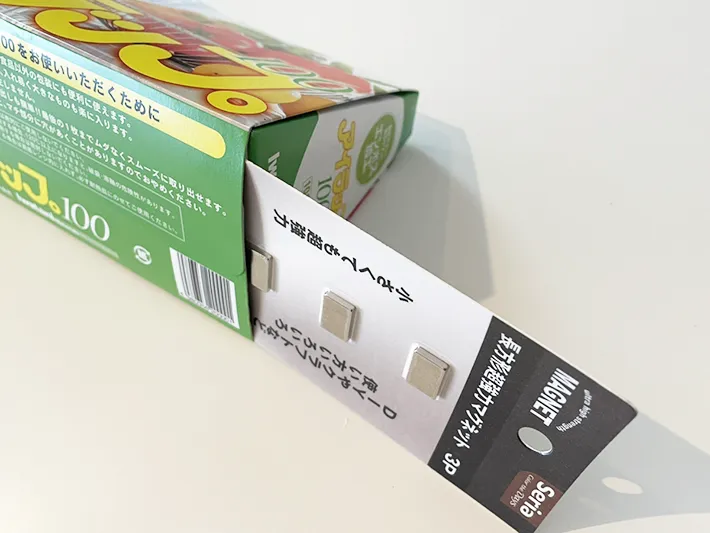 アイラップ100にマグネットを差し込む写真（撮影：grapeライフハック編集部）