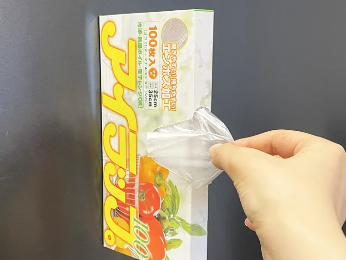 アイラップ100から袋をとる写真（撮影：grapeライフハック編集部）