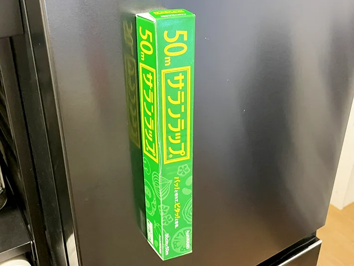 ラップを冷蔵庫に貼った写真（撮影：grapeライフハック編集部）
