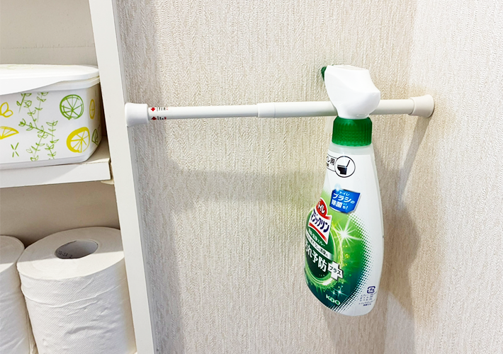 つっぱり棒とブックエンドの活用写真（撮影：grapeライフハック編集部）