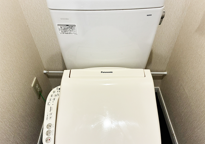 つっぱり棒とブックエンドの活用写真（撮影：grapeライフハック編集部）