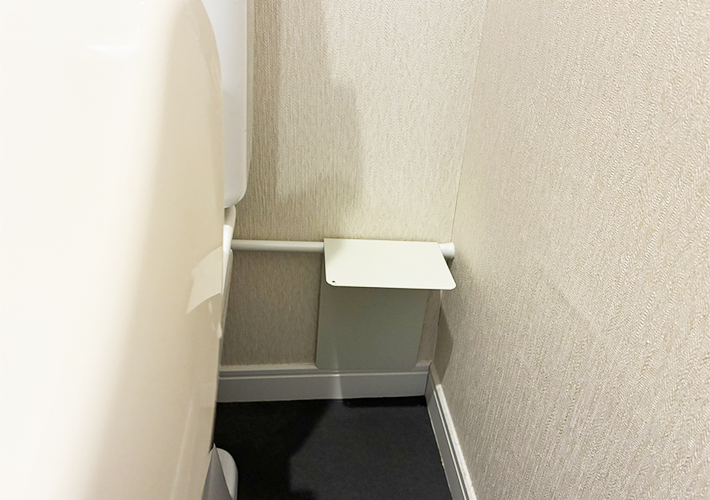 つっぱり棒とブックエンドの活用写真（撮影：grapeライフハック編集部）