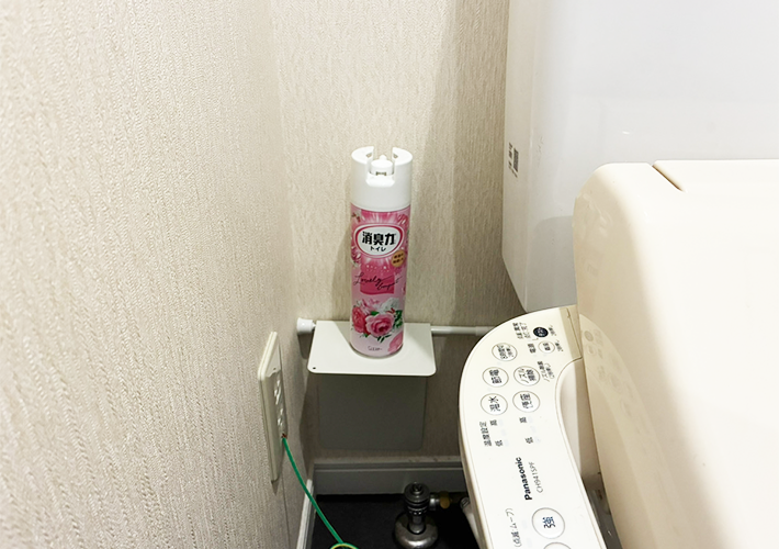 つっぱり棒とブックエンドの活用写真（撮影：grapeライフハック編集部）