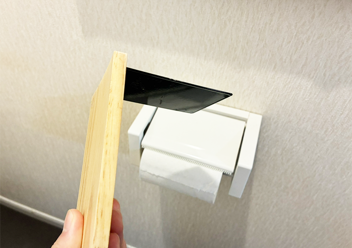 つっぱり棒とブックエンドの活用写真（撮影：grapeライフハック編集部）