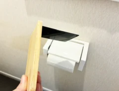 つっぱり棒とブックエンドの活用写真（撮影：grapeライフハック編集部）