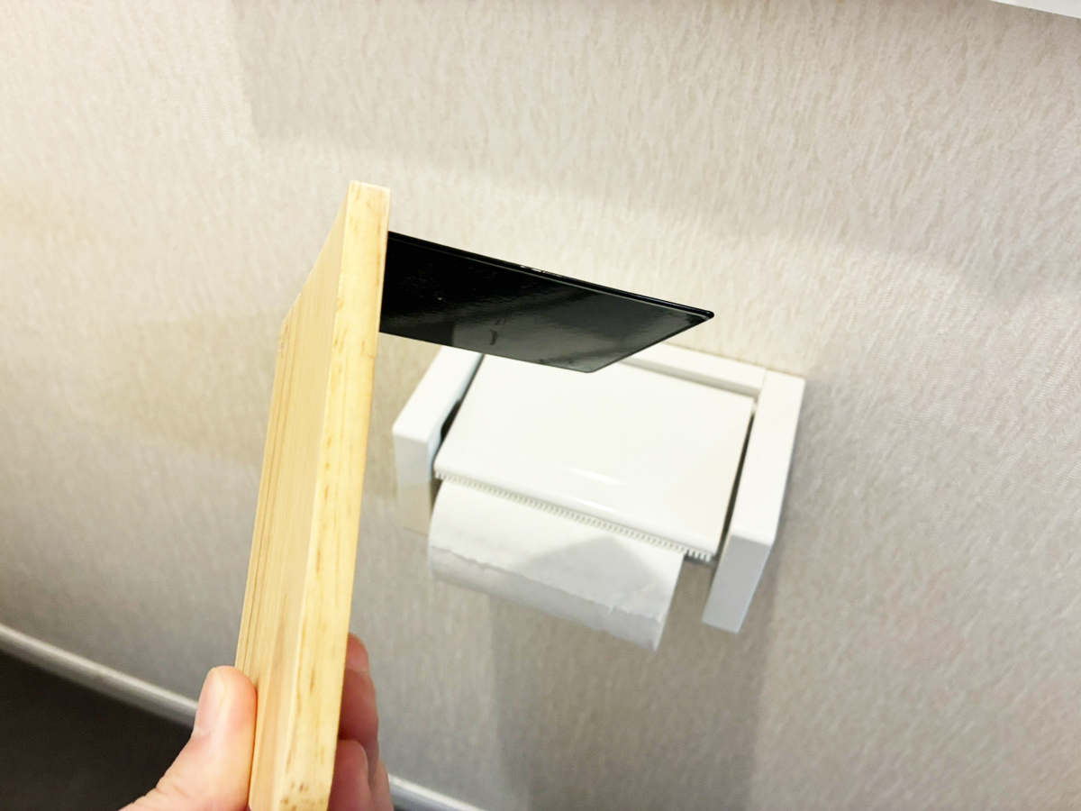 つっぱり棒とブックエンドの活用写真（撮影：grapeライフハック編集部）