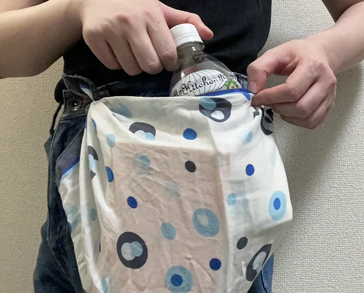 ペットボトルを入れる写真（撮影：grapeライフハック編集部）