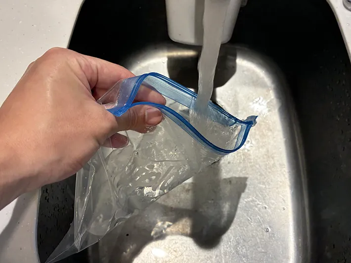 ジッパー袋に水を入れる場面（撮影：grapeライフハック編集部）