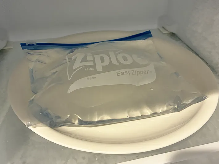 冷凍庫に入れた、水の入ったジッパー袋（撮影：grapeライフハック編集部）