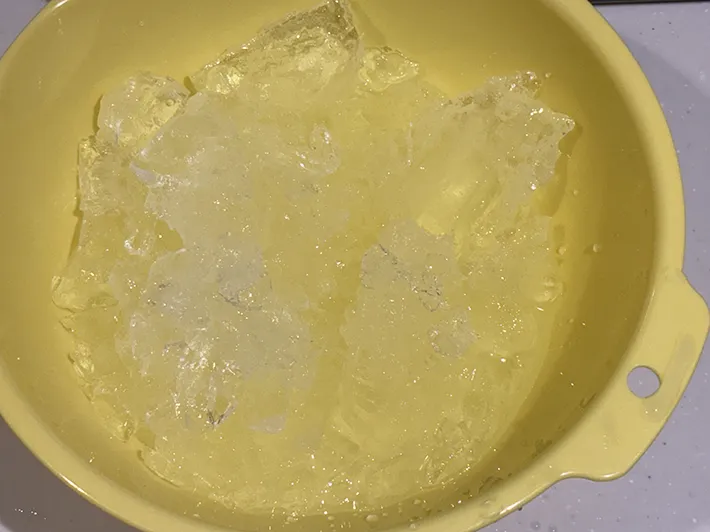 ボウルに入った氷（撮影：grapeライフハック編集部）