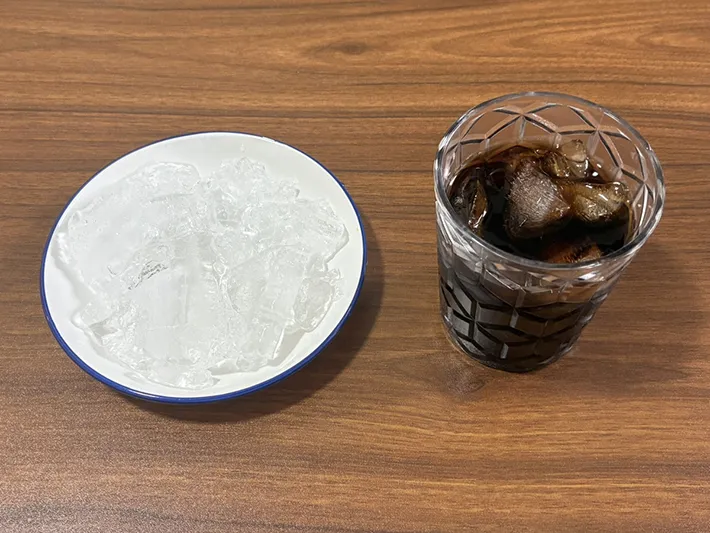 アイスコーヒーと、皿に入った氷（撮影：grapeライフハック編集部）